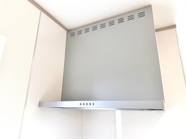 【レンジフード】調理の際に発生する汚れた空気(二酸化炭素、油煙、水蒸気、ニオイなど)を、ダクトを通して屋外に排出しています。