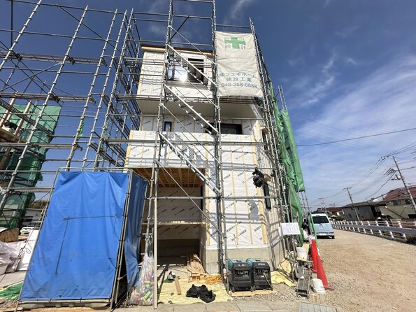 【外観】家族の温かさと陽光の暖かさ、楽しい毎日と明るい未来を予感させる「空間が織り成すひとつ先の住み心地」を演出します。