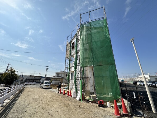 【前面道路】家の前をまっすぐの通りが走っている。クルマは少なく、人々は毎朝、ウォーキング、ジョギング、犬の散歩など、フリーな朝時間を過ごしている。