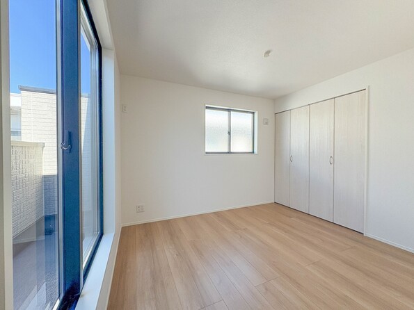 ３号棟【子供部屋】お子様のお部屋にぴったりなクロークを備えたフローリング仕様の洋室です。