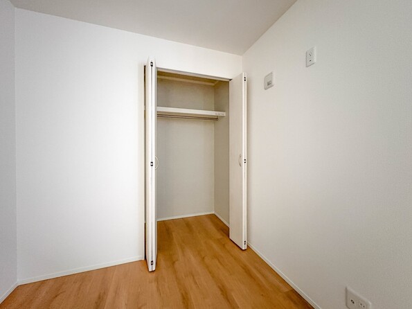 ３号棟【収納】各部屋を最大限に広く使って頂ける様、全居住スペースに収納付。プライベートルームはゆったりと快適に。