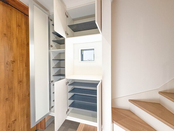 ３号棟【シューズボックス（下駄箱）】  大型のシューズボックスには靴やブーツ、サンダルはもちろん、ハンカチや手袋、バック類などのお出かけ用品、印鑑や朱肉なども収納可能です。