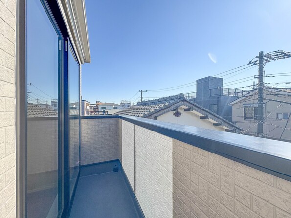 ３号棟【バルコニー】澄み切った青空と、心地良い風を感じるバルコニー。