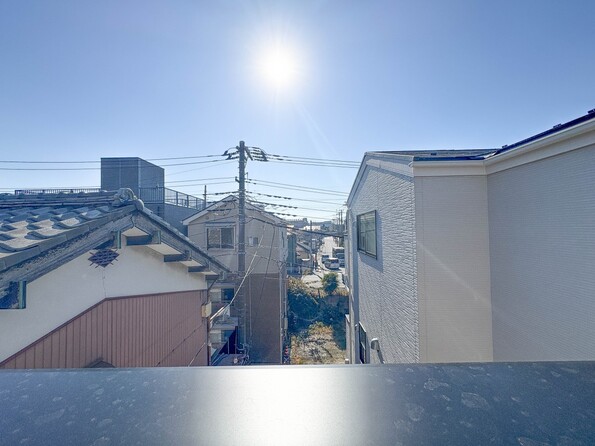 ３号棟【眺望】その街並みは、さまざまな家の姿が、歩く人々を楽しませている。そう街並みは街の美しい風景なのだ。その風景が目をやさしく和ませてくれている。