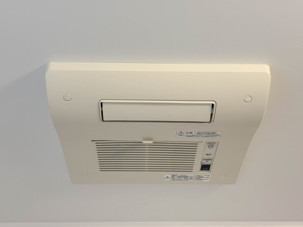 【浴室暖房乾燥機】  雨の日の部屋干しは乾きにくく、生乾きの臭いが気になります。浴室暖房乾燥機があればそんな心配はいりません。換気や暖房機能もあるのでカビの発生や寒い日のヒートショックも防ぎます。