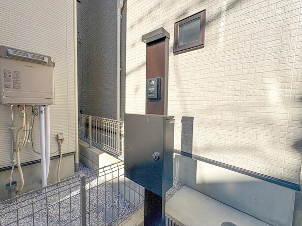 【TVモニター付インターホン】  来訪者の様子を室内TVモニターでチェック。対応したくないセールスを断りやすく、子どもに留守番をさせるときも安心。不在時の来訪者を録画でき、犯罪抑止効果も期待できます。