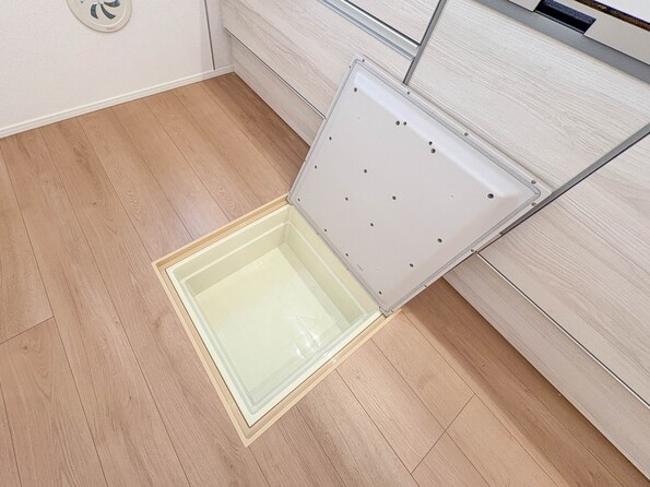 【床下収納】キッチンの下には点検口を兼ね備えた床下収納がございます。