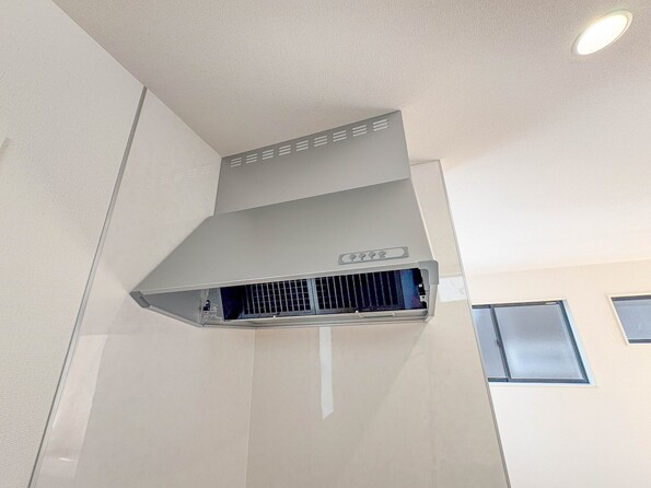 【レンジフード】調理の際に発生する汚れた空気（二酸化炭素、油煙、水蒸気、ニオイなど）を、ダクトを通して屋外に排出しています。