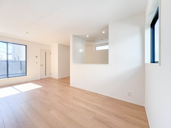 ３号棟【LDK15.84帖＋南バルコニー】会話でホッとコミュニケーションできるリビング。料理でホッとハピネスになるキッチンなど。人をホッとさせる最新設備・仕様を採用しています。