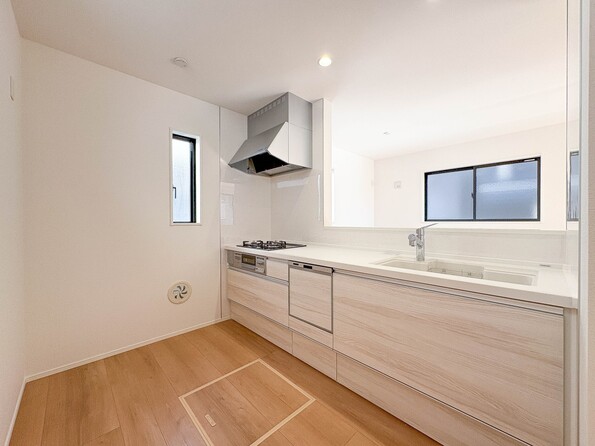 ３号棟【キッチン】ナチュラルな自然光の中での調理。会話が弾む対面型キッチン。お洒落な食器類を余裕で収納できるスペース。動きやすい女性目線のキッチン動線。これからはお料理をつくる時間が劇的に変わります。