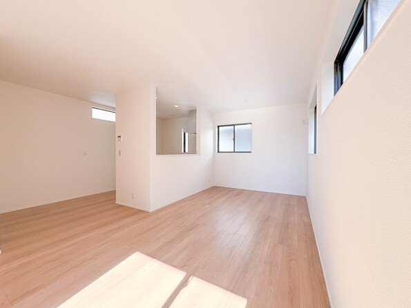 ３号棟【LDK15.84帖＋南バルコニー】明るく開放的な空間が広がるLDK。