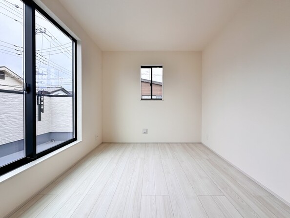 【洋室】独立性を高めたお部屋。たっぷりの収納も配備しており、片付いた空間を実現出来そう。陽光も降り注ぐ明るく開放的な空間が魅力的。