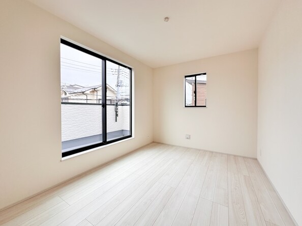 【洋室】お部屋が明るいだけで、ちょっと幸せになれる。陽ざしの心理効果のおかげです。お部屋に陽をたっぷりとりこみましょう。明るいお部屋にいると、顔もなぜか明るくなる。