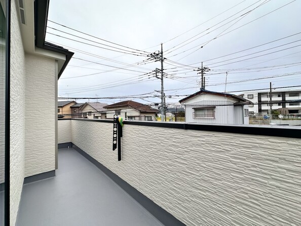 【バルコニー】  バルコニーから差し込む陽光・通風は、住環境・快適性と共に有り続ける貴重な「財産」です。