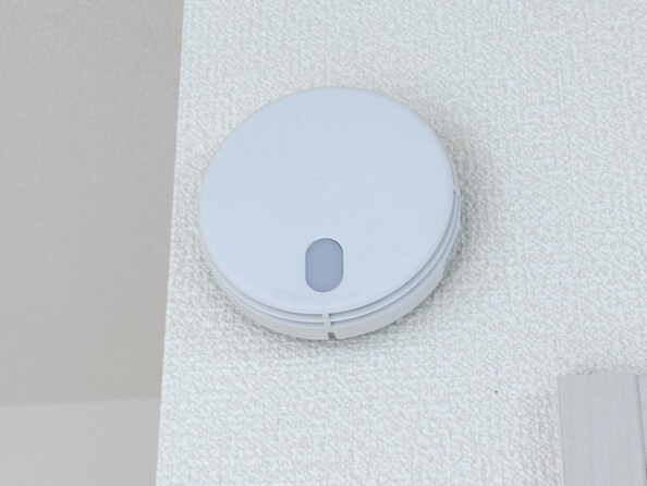 【火災警報器】火災により発生する煙を感知し、警報を発して火災の発生を知らせてくれます。