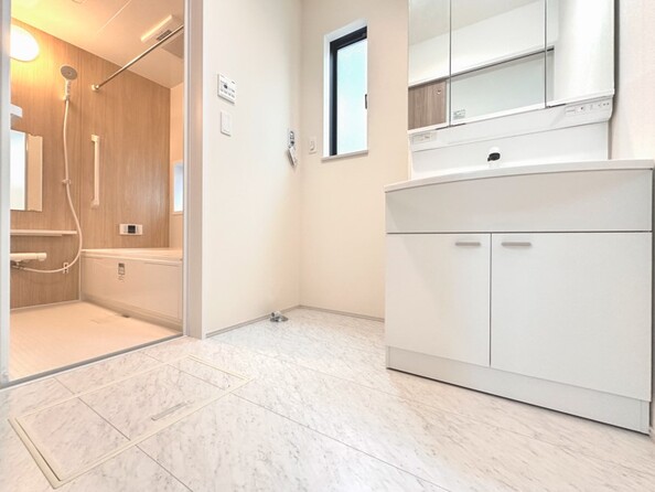 【脱衣所】洗面所は小さなプライベートスペース。歯磨き、洗顔と毎日施す個人空間。