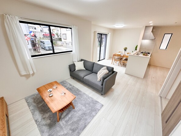 明るく開放的な空間が広がるLDK。大きめのLDKはそれだけで心が和みます。