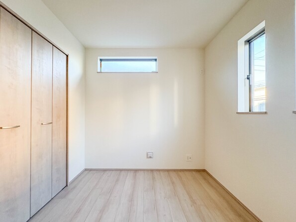 【洋室4.5帖】お子様のお部屋にぴったりなクロークを備えたフローリング仕様の洋室です。