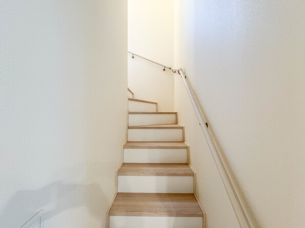 【手すり付き階段】手すりがないと階段の昇り降りで危険なことはもちろん、壁に手をつきながら歩くことで壁紙が汚れやすくなります。すべての方に快適に昇り降りしていただくため、手すりを設置しました。
