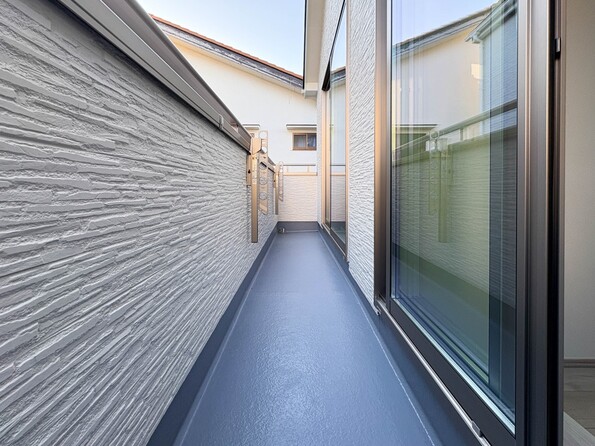 【バルコニー】  朝の澄んだ空気や、夕方に吹く清々しい風を五感で感じられるバルコニー。屋外にあって、住まいの中でも本当の自然を感じられるスペースです。