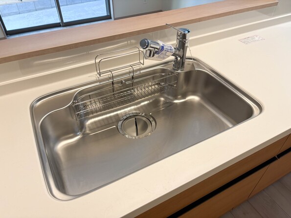 【浄水器一体型混合水栓】  一つの蛇口で「原水（水道水）」「シャワー」「浄水」を切り替えられる、浄水器を内蔵した混合水栓です。浄水は、水栓本体の首部分に付属のカートリッジをセットして使用します。