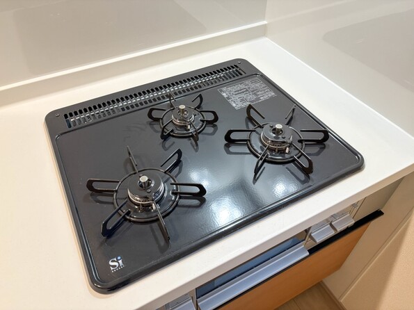 【三口コンロ】奥さま目線で考え、調理に重宝する三口コンロをシステムキッチンに採用、ワイドな洗い場も設けも野菜や食器を洗うのを便利にしました。