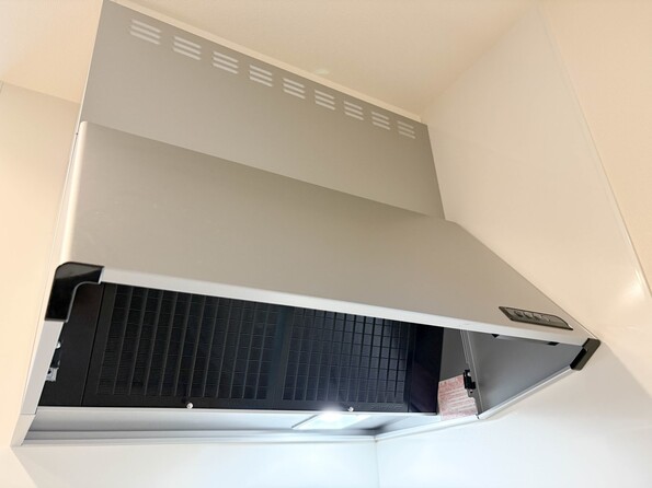 【レンジフード】調理の際に発生する汚れた空気（二酸化炭素、油煙、水蒸気、ニオイなど）を、ダクトを通して屋外に排出しています。