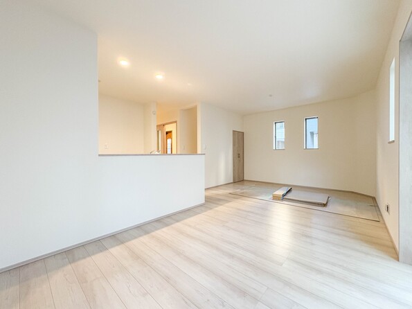 【LDK18.93帖】会話でホッとコミュニケーションできるリビング。料理でホッとハピネスになるキッチンなど。人をホッとさせる最新設備・仕様を採用しています。