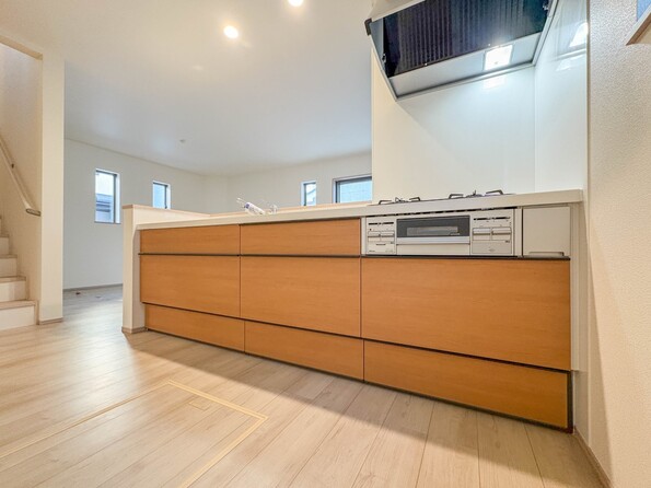 【キッチン】ナチュラルな自然光の中での調理。会話が弾む対面型キッチン。お洒落な食器類を余裕で収納できるスペース。動きやすい女性目線のキッチン動線。これからはお料理をつくる時間が劇的に変わります。