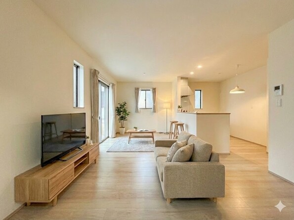 【LDK18.93帖】整然とした空間演出、快適な理想の暮らしの実現は家のみの拘りではなく、暮らす方々にとって素敵な環境である。※現況の物件写真に、CGによる画像処理（家具等の配置）がされています。