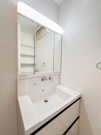 【洗面台】 十分な大きさの洗面台は、身だしなみチェックや歯磨きなど、朝の慌ただしい時間でもホテルライクなスペースで余裕とゆとりを感じて頂けます。