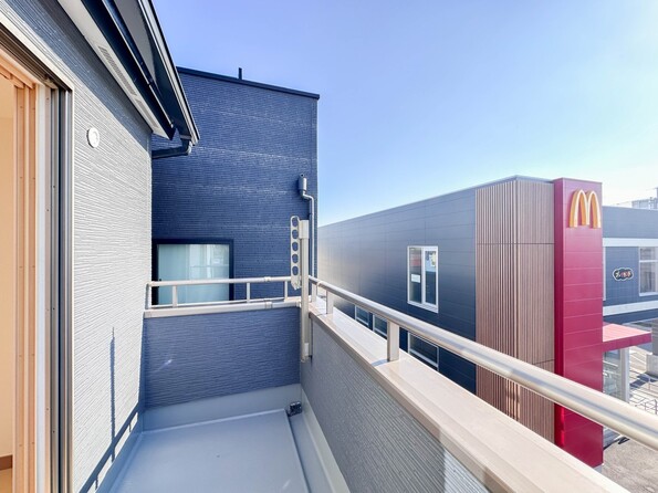 【バルコニー】  バルコニーから差し込む陽光・通風は、住環境・快適性と共に有り続ける貴重な「財産」です。