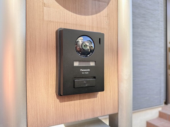 【TVモニター付インターホン】来訪者の様子を室内TVモニターでチェック。対応したくないセールスを断りやすく、子どもに留守番をさせるときも安心。不在時の来訪者を録画でき、犯罪抑止効果も期待できます。