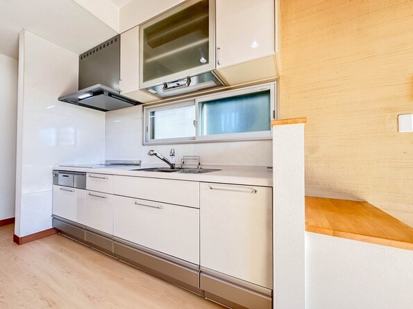 【キッチン】ナチュラルな自然光の中での調理。会話が弾む対面型キッチン。お洒落な食器類を余裕で収納できるスペース。動きやすい女性目線のキッチン動線。これからはお料理をつくる時間が劇的に変わります。