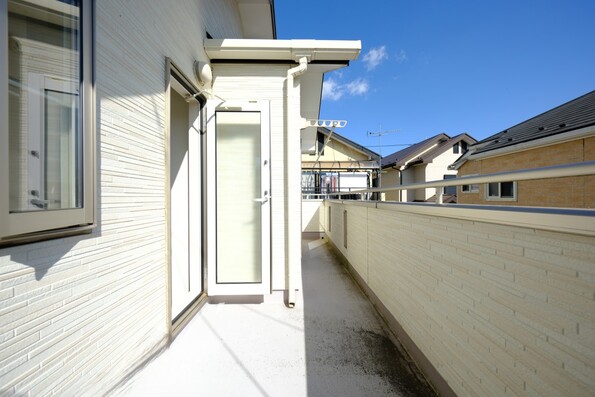 【バルコニー】東南向き!奥行きと幅のある大型バルコニー・2階主寝室面したスペース