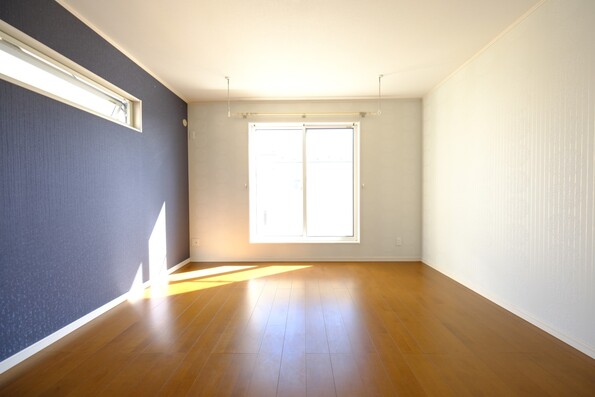 【洋室】12帖(オープンクローゼット含む)東南向きバルコニーに面した2階洋室