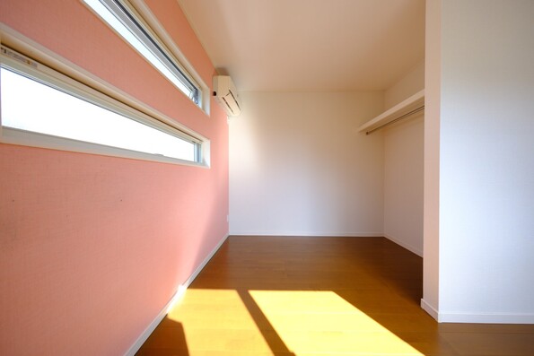 【洋室】7帖(オープンクローゼット含む)明るい壁紙の洋室