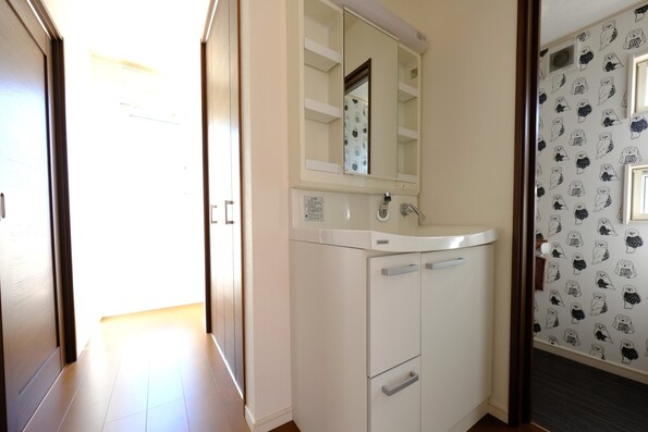 【2階 洗面台】セカンド洗面とトイレのある2階廊下