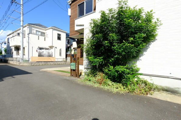 【前面道路(協定地】角地の解放感!植栽や自然豊かな街並み・駐車2台(普通+小型)■太陽光発電搭載(2023年~・通り抜けのない穏やかな現地周辺