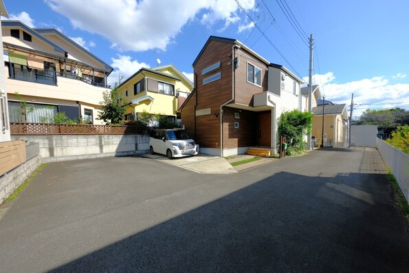 【現地外観】通り抜けのない立地・小さなお子様も安心