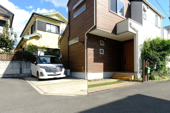 【駐車2台】(普通+小型)ゆとりの敷地・交通量少なく、車庫入れも安心