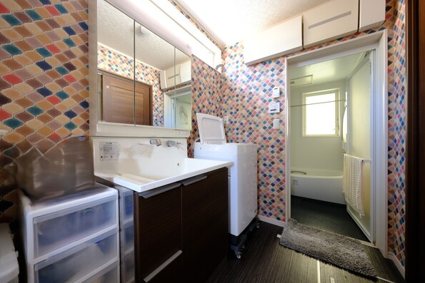 【洗面室】ワイドドレッサー、水回りとトイレを集約した開放的な洗面室・分割プラン可(別途費用