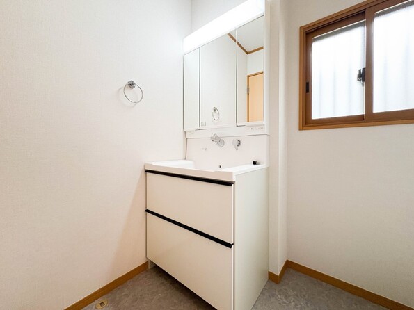 【洗面台】 十分な大きさの洗面台は、身だしなみチェックや歯磨きなど、朝の慌ただしい時間でもホテルライクなスペースで余裕とゆとりを感じて頂けます。