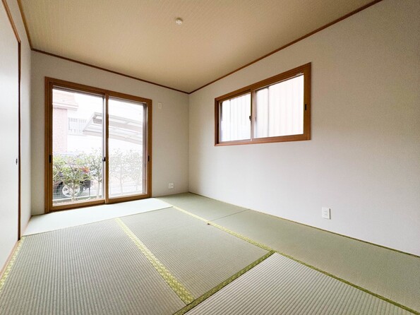 【和室6帖】  畳には音を吸収する作用があるので、元気いっぱいのお子さんの遊び場所として、最適な空間となるでしょう。また、クッション性があるのでお子さんが転んでケガをするリスクを軽減してくれます。