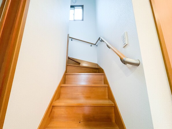 【手すり付階段】手すりがないと階段の昇り降りで危険なことはもちろん、壁に手をつきながら歩くことで壁紙が汚れやすくなります。すべての方に快適に昇り降りしていただくため、手すりを設置しました。
