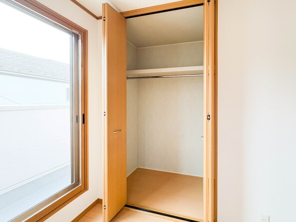 【収納】壁面クローゼットのメリットは、衣類が横一列に並ぶためひと目で洋服が選びやすいこと。衣類をたくさんお持ちの方も、限られたスペース内に無理なく収納することができます。