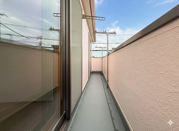 【バルコニー】澄み切った青空と、心地良い風を感じるバルコニー。