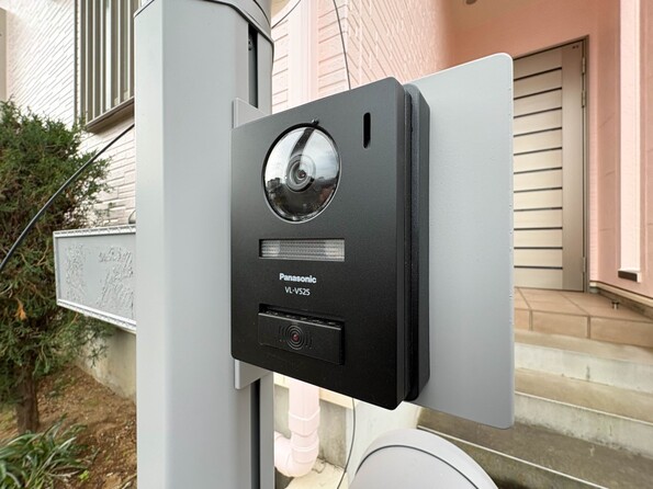 【TVモニター付インターホン】来訪者の様子を室内TVモニターでチェック。対応したくないセールスを断りやすく、子どもに留守番をさせるときも安心。不在時の来訪者を録画でき、犯罪抑止効果も期待できます。