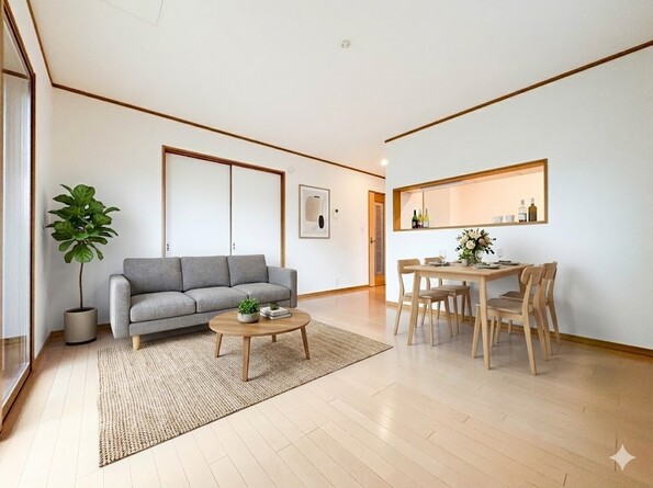 【LDK14.25帖】シンプルなデザインの家は風情がある。住む人のこだわりを感じる。外観も内装もいたってシンプル。居心地がよく、家事や趣味、子育てなどにも集中できる。家も人間も熟成するほどシンプルにな