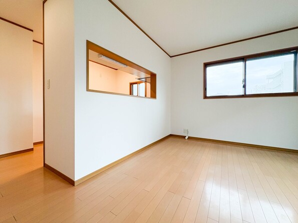 【ダイニングキッチン】会話でホッとコミュニケーションできるリビング。料理でホッとハピネスになるキッチンなど。人をホッとさせる最新設備・仕様を採用しています。